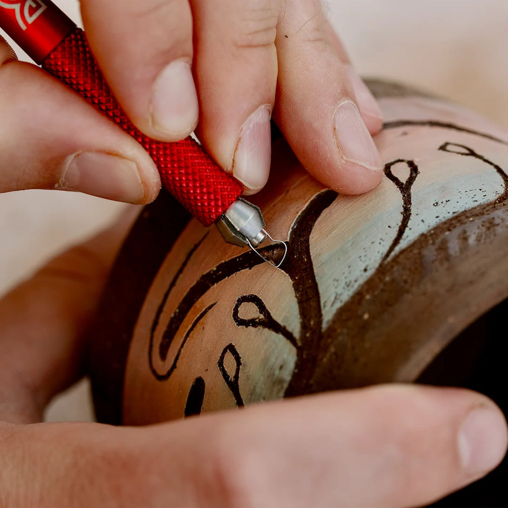 Carving a flowing pattern into a bowl with the BuschKraft Dragonfly medium P-shape blade