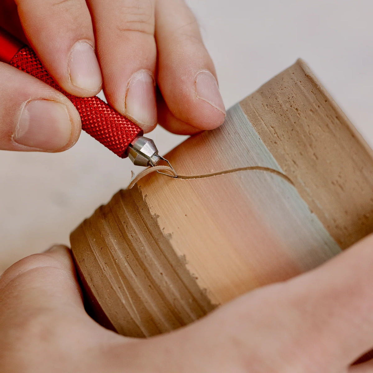 Carving a fine line into a banded pot with a BuschKraft Dragonfly carving tool