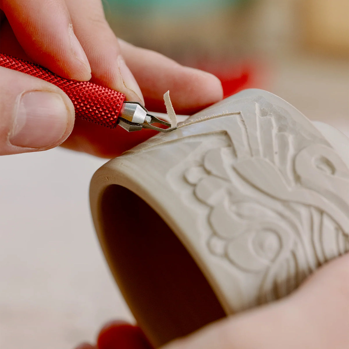 Carving a relief pattern into a cup with the BuschKraft Dragonfly medium chisel blade