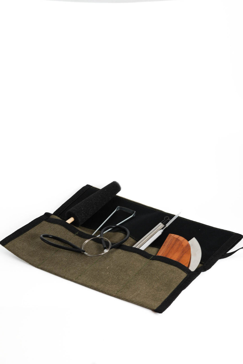 Close view of the kidneys and trimming tools in the Beginner Essentials set.