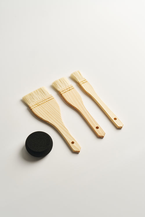 This versatile set includes three flat hake brushes in varying sizes and a dense sponge, ideal for applying ceramic glazes with precision and ease.

Hake Brushes: Crafted with soft natural bristles and lightweight wooden handles, these brushes are perfect for smooth, even glaze application. Their flat design allows for excellent coverage, whether you’re working on large surfaces or adding finer details.
Sponge: A compact, durable sponge designed for wiping, blending, or cleaning during the glazing process.