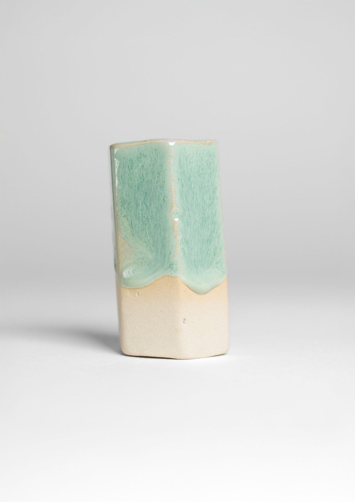 Jade Turquoise Gloss on a white clay test tile